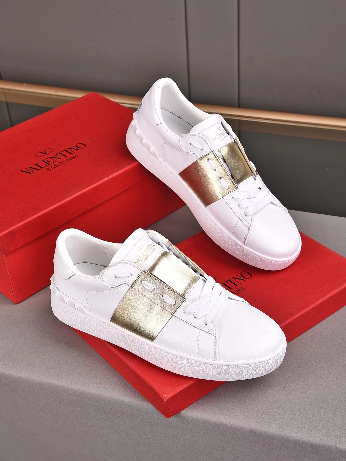 Men's shoes 440💰 (men and women couples) Valentino classic color matching series casual shoes. Made with heavy craftsmanship, good products pay attention to every detail. A must-have trendy item that can be worn all year round, it has been worn by many celebrities and Internet celebrities~~Imported cowhide surface, unique design concept, sheepskin lining, counter quality. Women’s clothing 35-40. Men’s clothing 39-44, 45-46 (returns and exchanges are not supported for custom-made items)